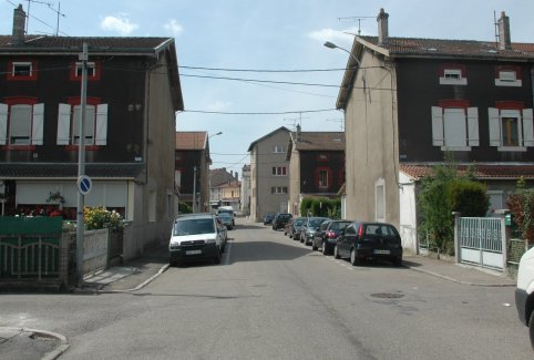 Rue Saint-Euchaire (anciennement rue des Cités) en 2009 (photographie couleur : Jean-Luc Gouret)